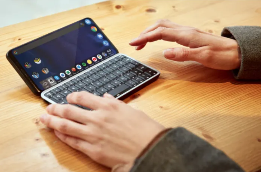 Planet Computers lancia l’Astro Slide: smartphone 5G con opzione Linux 1 planet computers astro slide